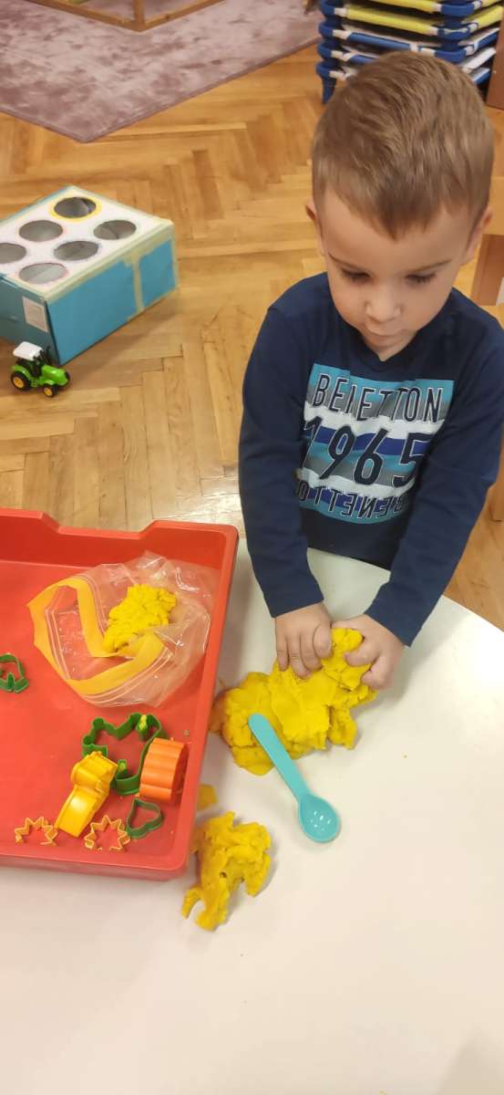 Igre pedagoški neoblikovanim materijalom
